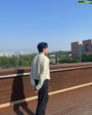Lee Moo-saeng Instagram - ⠀
뒷모습도 설레는 유죄 인간, 무생💚
⠀
#배우 #이무생 #근황 #leemusaeng
@aliencompany_official