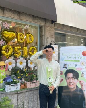 Lee Moo-saeng Instagram - #무생노트
우앗!!! 여러분 덕에 영원한 꽃향기를 한아름 담아갑니다!! 
생생하고 행복한 하루 되세요^^ 
이 기운 받아 열심히 촬영하겠습니다!!!!
⠀
#배우 #이무생 #leemusaeng #생일 #HBD
@aliencompany_official