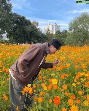 Lee Moo-saeng Instagram - ⠀
올가을도 
무생과 함께라면 기분 UP 🍂
⠀
#배우 #이무생 #leemusaeng
@aliencompany_official