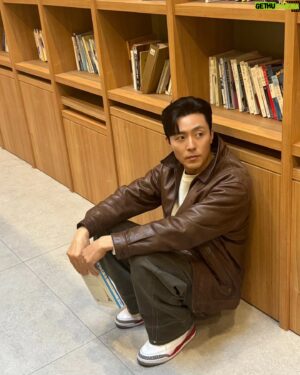 Lee Moo-saeng Instagram - ⠀
올가을도 
무생과 함께라면 기분 UP 🍂
⠀
#배우 #이무생 #leemusaeng
@aliencompany_official