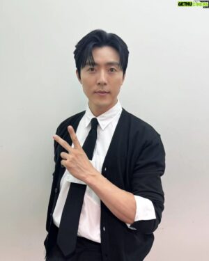 Lee Moo-saeng Instagram - ㅤ
엔딩 장인 '유정재'가 보내는 ❤️ 

이번 주도 '마에스트라'
본방사수 잊지 않으셨죠~? 😉 

한층 더 깊어진 
'유정재' 매력 탐구🔎 함께 해요 👐 

tvN <마에스트라>
➡️ 매주 [토, 일] 밤 9시 20분 본방송 

#이무생 #배우 #tvN #드라마 #마에스트라 #maestra #유정재 #본방사수 #비하인드 #에일리언컴퍼니 #aliencompany #leemusaeng @aliencompany_official