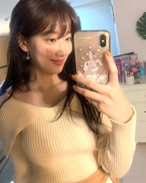 Lee Na-eun Instagram - 거울셀카 좋아하는편😙