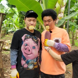 Lee Sang-jun Instagram - 자연인과 도시인 
@jajadae_22  요기가서 댓글달면 바나나선물도 주고 고구마도 주고 직접 재배한거 막 준답니다아아아아아아.. 아아아아 힘들어어어어어