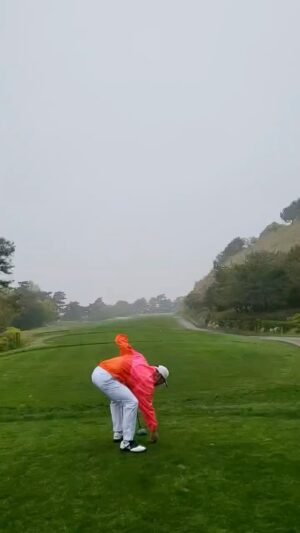 Lee Sang-jun Instagram - 골프 시작을 알리는 kick off. 역사적인 첫샷의 순간을 담았습니다. 함께 하시죠. 저의 첫 라운딩을 도와주신분은 익명을 원하셔서 밝힐순 없습니다 항상 안보이는 곳에서 똥매너를 알려주셔서 감사합니다. 오늘 내가 첫라운딩인지 지가 첫라운딩을 하러 온건지 모를정도의 실력을 보여준 @kyw.kyw.kyw 함께해서 구차났습니다. 얘 정도는 다음 라운딩에서 쉽게 바를수 있을거 같습니다. 그럼 다같이 영상 큐!!