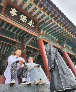 Lee Sang-jun Instagram - 촬영하다가 비와서 집가라고 해서 집에왔다. 보령에서 집오는데 네시간 걸렸다. 그냥 뭔가 이상한 하루가 지나간거 같아서 공허함이 밀려왔다 배고파서 그런가 밥을 먹어야겟다 하고 배를 봣는데 배가 촌니 나와있었다. 그래서 공허함이 더 찾아왔다. 오늘을 기억하는 그냥 기록같은 일기가 쓰고싶었다.  끝 #효소 #bts