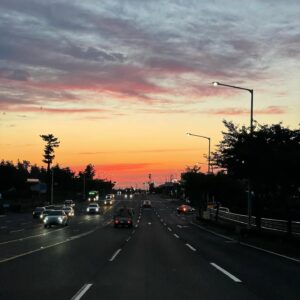 Lee Sang-soon Instagram - 안녕하세요 이상순 입니다.

요 며칠 저의 카페 창업으로 많은 말들이 오고 가는 것을 지켜보았습니다.
일단 롱플레이 카페는 온전히 저 이상순의 카페입니다.
제 아내는 이 카페와는 무관함을 말씀드리고 싶습니다.
대표도 사장도 저 이상순입니다. 

저는 오래전부터 커피를 좋아했고, 특히 스페셜티 커피를 좋아합니다.
그래서 제주에는 많지 않은 스페셜티를 제공하는 카페를 만들고,
거기에 제가 선곡한 음악까지 함께 어우러져 같은 취향을 가진 사람들끼리의 
소소한 공간이 되었으면 좋겠다고 생각했습니다.
그래서, 조용한 마을에 작게, 홍보 없이 카페를 오픈하게 된 것입니다,
다른 도움 없이 저의 형편으로 차리기에 이 정도 규모가 적당하다고 생각했습니다.
그리고 사실 사업 경험도 전혀 없고, 많은 사람들을 상대할 수 있는 성격도 아니기 때문에 꽉 차도 스무 명 남짓 들어갈수 있는
작은 카페를 열게 된 것입니다.

일년이 넘는 시간을 정성스럽게 준비했고, 오픈 첫날 아내와 지인들이 축하하러 와 주었고,
저는 지인들에게 커피를 내려주고 아내는 다른 손님들의 요청으로 사진을 함께 찍어준 것이 기사화되어 일이 커진 것 같습니다.

처음부터 저는 가게에 가끔 갈 수는 있겠지만, 계속 커피를 손님들께 내려드리려는 계획은 아니었습니다.
가끔 시간이 되면 들려서 손님들과 함께 커피 마시고 소소한 이야기를  나누고픈 마음은 있었는데, 그게 생각보다 어려운 일임을 이번 일로 느끼게 되었습니다,

일단 지금은 마을 주민들께 피해가 가지 않도록 최선을 다해 노력할 것이며, 
예약제로 변경한 카페에서는 세 명의 바리스타가 최선을 다해 좋은 스페셜티 커피를 제공해 드릴 것입니다.
 저는 한발 물러나 전체적인 운영을 맡고 좋은 음악을 선곡해서 들려드리며, 
국내의 훌륭한 로스터리들의 스페셜티를 롱플레이 카페에서 소개할 수 있도록 노력하겠습니다.

여러 가지가 처음이라 부족한 점이 많겠지만, 
너그럽게 이해해 주시고 지켜봐 주시면 감사하겠습니다.