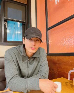 Lee Sang-woo Instagram - 즐거운 저녁되세요~🙂