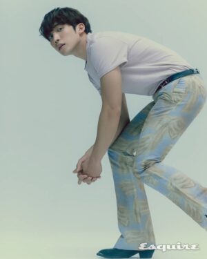 Lee Sang-yi Instagram - 곧 8월이다

@esquire.korea