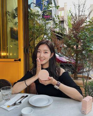 Lee Seo-An Instagram - 소이 언니가 🎁선물해준 #화장품
이것만 요즘 열심히 쓰는중
고마워 언니 💕 

#팩트#쿠션추천#해쉬쿠션