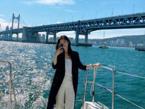 Lee Seo-An Instagram - #Busan ⛴ 
.
.
.
#요트
#부산
#해운대
#여행
#가족여행 👩‍👩‍👧