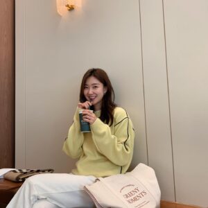 Lee Seo-An Instagram - 🛍🙏🏻🥰

@youngoh_official
@greenymoments

(#광고#그리니모먼츠#에코백#영오#니트#데일리룩)