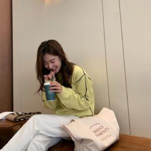 Lee Seo-An Instagram - 🛍🙏🏻🥰

@youngoh_official
@greenymoments

(#광고#그리니모먼츠#에코백#영오#니트#데일리룩)