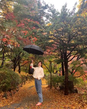 Lee Seo-An Instagram - 🍁🍁🍂🍂🍂🍂
가을에는 #트위드자켓 
@hfm_seoul 
#히든포레스트마켓 🛍
🍂🍁🍂🍂🍂🍂🍂🍂🍂

#단풍구경
#날씨
#비오는날
#가족데이