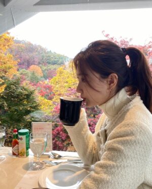 Lee Seo-An Instagram - 🍁🍁🍂🍂🍂🍂
가을에는 #트위드자켓 
@hfm_seoul 
#히든포레스트마켓 🛍
🍂🍁🍂🍂🍂🍂🍂🍂🍂

#단풍구경
#날씨
#비오는날
#가족데이