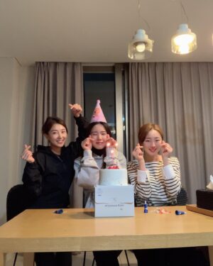 Lee Seo-An Instagram - @rorakim0927  연지옹 #생일축하해 🎂
함께 #생일 보낼수있어서 너무 행복했엉
앞으로 여행도 많이 다니고
🎉좋은 #추억 많이 만들자 🎉
건강하고 행복한 일만 가득하길🎁
사랑함 ❤️

#씨야
#우정다짐
#패밀리
#깜짝생파
#보스생신
#감동받으심