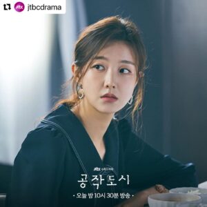 Lee Seo-An Instagram - #Repost @jtbcdrama 

오고가는 살벌한 시선 속 가득 담긴 적대!
성진가 가족들의 불편한 식사😣

파격 미스터리 스릴러
<공작도시> 오늘 밤 10시 30분 방송🏙