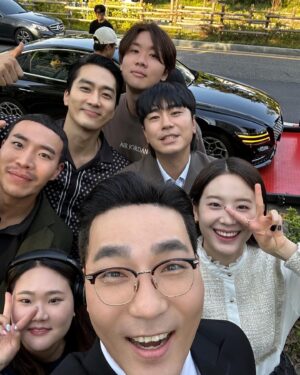 Lee Si-eon Instagram - 오늘밤 8시50분
Tvn 플레이어2 
무조건 본방사수 입니다요