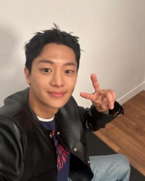 Lee Sin-young Instagram - 😊