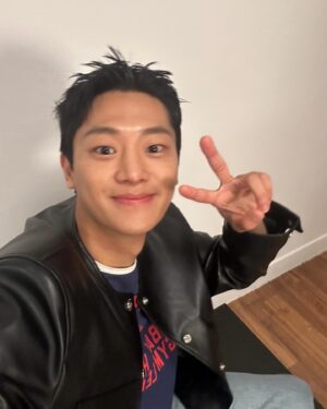 Lee Sin-young Instagram - 😊