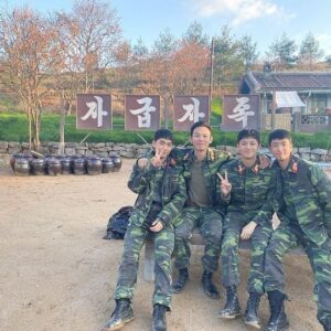 Lee Sin-young Instagram - 이따 9시에 봐요~~ #사랑의불시착 #광범
