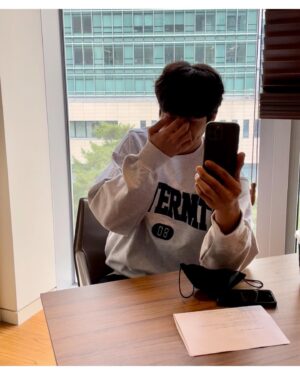 Lee Soo-hyun Instagram - ⁣
셀카가 가장 고통스러운 길용..이가 아니라 함유진배우⁣
쉼없이 눈웃음 날리느라 고생한 종협이 고마워❣️⁣
#너에게가는속도493km 끝까지 화이팅💪⁣
⁣
#별똥별 #원빈이초상권보호