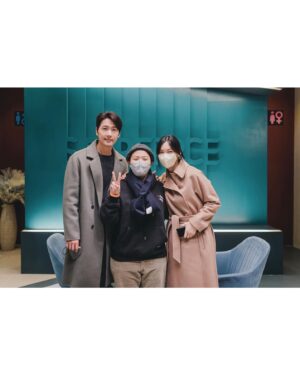 Lee Soo-hyun Instagram - ⁣
무언가 초등학생 현장체험에 나와주신 부모님 느낌인 사진이지만… ⁣
어느새 7년이나 되어버린 두분과의 세월⁣
찰떡콩떡으로 연기해주신 상우오라버니와🙌⁣
현장에 커피차 끌고 응원 와주신 소연언니❣️⁣
감사하고 사랑해여!! ❤️‍🔥⁣
⁣
#별똥별