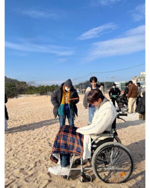Lee Soo-hyun Instagram - ⁣
수줍게 나타나셨다가 ⁣
모두를 빵 터트려주신 이기우 선배님⁣
어려울때 늘 조커처럼 활약해주시는 기둥 오라버니⁣
감사하고 또 감사합니다🙏⁣
덤으로 빵터진 귀여운 우리 바고영이❤️‍🔥⁣
⁣
#별똥별