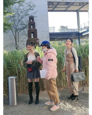 Lee Soo-hyun Instagram - ⁣
우주 최고의 해피🤗⁣
묻지도 따지지도 않고 해피로 나타나주고⁣
하루종일 웃게해줘서 고마워 우리 해피🤍⁣
그리고 옆에는 더 해피한 우리 기쁨🤍⁣
⁣
#사랑해요김슬기 #해피해피냠냠