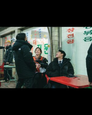 Lee Soo-hyun Instagram - ⁣
무조건, 뭐든, 해주시겠다던 선배님 덕분에⁣
깊이 고민하고 걱정도 많았던 ‘서계숙’이라는 인물이 ⁣
상상할 수 있는 범위 그 이상으로 탄생했어요⁣
추운날 고생스러운 촬영에도 늘 저를 격려해주시던 소녀같으신 선배님⁣
무한히 감사합니다❤️ ⁣
⁣
#눈만봐도슬픈그녀 #연기천재장영남짱 ⁣
⁣
 📸남는건 사진뿐 바이블형 짱👍 @_____hanphoto_____