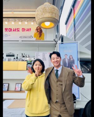Lee Soo-hyun Instagram - ⁣
정기구독마냥 주기적인 그녀의 잔소리가 따숩다..⭐️⁣
이런 응원은 크게 안해줘도 되는데^_^⁣
땡 큐 앤 랍 유💛⁣
섹시 날다람쥐 ㅁㄱㅇ짱😉⁣
⁣
#ㅁㄱㅇ #금주캠페인