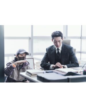 Lee Soo-hyun Instagram - ⁣
떠올리면 따뜻해지는 작품이었길 진심으로 바라요. ⁣
이제 정말, adiós! 👋⁣
⁣
 #별똥별
