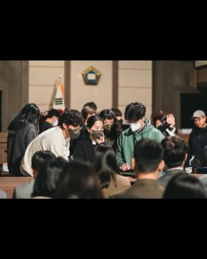 Lee Soo-hyun Instagram - ⁣
나의 모자람과 부족함을, 보듬어주고 채워준⁣
이로운 동지들. 마음 깊이 고맙습니다. ⁣
indefinite gratitude,⁣
because i owe all—my all⁣
⁣
#이로운사기 #delightfullydeceitful #adios