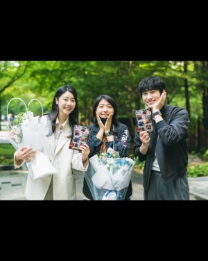 Lee Soo-hyun Instagram - ⁣
나를 함부로 대하는 사람의 태도가 나를 정의하지 않아요. ⁣
사회가 정의하는 가족, 친구, 부모, 자식.⁣
그리고 이로인해 소외되는 사람들. ⁣
⁣
로움, 무영이 서로에게 모든것을 채워줄 존재가 되었듯, ⁣
적목 키드들에게 요한과 재인같은 좋은 어른이 생겨났듯,⁣
우리 모두에게 소외감과 외로움을 씻겨줄 존재들이 따뜻하게 함께 하기를. ⁣
⁣
#애쓰지않아도 #최은영⁣
#이로운사기 #delightfullydeceitful #fin