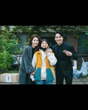 Lee Soo-hyun Instagram - ⁣
왜인지 모르게 부모님과 직업체험학습장에서 ⁣
기념사진 찍은 초딩처럼 나왔…⁣
사랑에 인생을 바친 경자의 삶 만큼이나⁣
선배님의 연기는 언제나 참 뜨거웠어요❤️‍🔥 ⁣
감사하고 사랑합니다🤍⁣
⁣
#남자보는눈은중요하다⁣
#태훈선배님도사랑합니다제이는안사랑해요