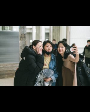 Lee Soo-hyun Instagram - ⁣
우주에서 유일한 섹시 여신 날다람쥐 ㅁㄱㅇ🙈⁣
놀러와주셔서 감사함미다💛⁣
몇번째 변신인지 모르겠는 뷰리풀 로움=배하나🤍⁣
그리고 사이에서 행복한 초딩 한명~ ⁣
⁣
#카메오계의스탠리할아버지를이어가보쟈⁣
#볼하트시켜놓고구경하지말아줘요 ⁣