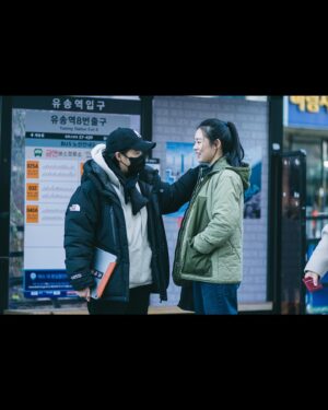 Lee Soo-hyun Instagram - ⁣
처음 ‘호정’이를 대본에서 만난 순간부터⁣
부국제 스크린에서 처음 만났던 한솔이의 눈을 떠올렸어⁣
사무치는 호정이의 이야기는 ⁣
한솔이를 통해 더 깊어지고 강해졌네 ⁣
참 대견하고 많이 고마워🤍 ⁣
⁣
#권한솔 #별똥별홍보인 #연호정 #이로운사기