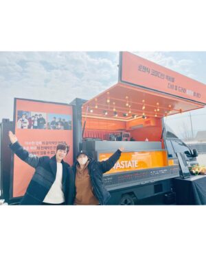 Lee Soo-hyun Instagram - ⁣
막내조연출부터 공동연출까지.. ⁣
저의 볼꼴 못볼꼴 다 보신 선배님은..⁣
원치 않으셔도 저의 영원한 사수이자 동반자🙏⁣
오늘따라 더 보고싶습니다. 참말로⁣
⁣
#딱너같은딸 #역도요정김복주 #그남자의기억법⁣