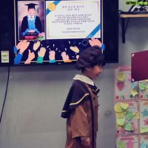 Lee Soon-won Instagram - 유머상을 받은 강우..
졸업식을 웃음바다로 만든 강우..
얼굴이 빨개진 아빠..
강우야 졸업 진심으로 축하해~
이제 초딩이다~~♡
졸업기념으로 처음으로 앞니뺀 강우..
졸업식엔 짜장면..
#아들#졸업#유머상#강우#앞니#안녕