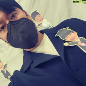 Lee Soon-won Instagram - 유머상을 받은 강우..
졸업식을 웃음바다로 만든 강우..
얼굴이 빨개진 아빠..
강우야 졸업 진심으로 축하해~
이제 초딩이다~~♡
졸업기념으로 처음으로 앞니뺀 강우..
졸업식엔 짜장면..
#아들#졸업#유머상#강우#앞니#안녕