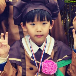 Lee Soon-won Instagram - 유머상을 받은 강우..
졸업식을 웃음바다로 만든 강우..
얼굴이 빨개진 아빠..
강우야 졸업 진심으로 축하해~
이제 초딩이다~~♡
졸업기념으로 처음으로 앞니뺀 강우..
졸업식엔 짜장면..
#아들#졸업#유머상#강우#앞니#안녕