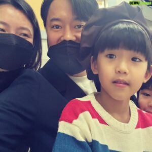 Lee Soon-won Instagram - 유머상을 받은 강우..
졸업식을 웃음바다로 만든 강우..
얼굴이 빨개진 아빠..
강우야 졸업 진심으로 축하해~
이제 초딩이다~~♡
졸업기념으로 처음으로 앞니뺀 강우..
졸업식엔 짜장면..
#아들#졸업#유머상#강우#앞니#안녕