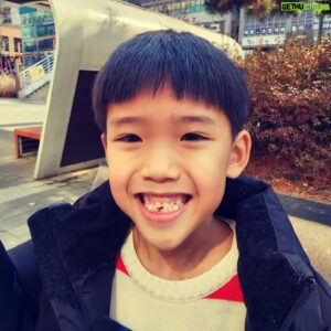 Lee Soon-won Instagram - 유머상을 받은 강우..
졸업식을 웃음바다로 만든 강우..
얼굴이 빨개진 아빠..
강우야 졸업 진심으로 축하해~
이제 초딩이다~~♡
졸업기념으로 처음으로 앞니뺀 강우..
졸업식엔 짜장면..
#아들#졸업#유머상#강우#앞니#안녕