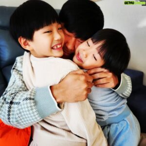 Lee Soon-won Instagram - 2시19분전에 집에 꼭 가야 한다고..
꼭 할게 있다고 티나는 이벤트를 준비한 내 새꾸들♡
많이 컷다.. 키웠다..
맨날 등 긁어 달라했더니 효자손을 준비한 생각 깊은 효자강우..양말신구 돈 많이 벌어오라는 효자선우..
너무너무 고마워♡ 엄마 생각난다..
여봉~고마봉♡
#생일#효자#아들#둘#효자손#양말
#양말신고 등긁으며#힘내자#엄마#고마워요#여봉#고마봉#행복하다