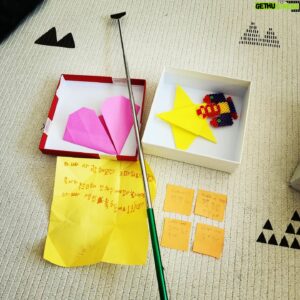 Lee Soon-won Instagram - 2시19분전에 집에 꼭 가야 한다고..
꼭 할게 있다고 티나는 이벤트를 준비한 내 새꾸들♡
많이 컷다.. 키웠다..
맨날 등 긁어 달라했더니 효자손을 준비한 생각 깊은 효자강우..양말신구 돈 많이 벌어오라는 효자선우..
너무너무 고마워♡ 엄마 생각난다..
여봉~고마봉♡
#생일#효자#아들#둘#효자손#양말
#양말신고 등긁으며#힘내자#엄마#고마워요#여봉#고마봉#행복하다