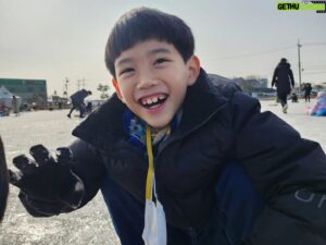 Lee Soon-won Instagram - 제주도로 떠난 엄마..
썰매장으로 온 우리..
썰매는 안타고 계속 얼음속만 파내는우리..
점점 녹아가는 얼음..
날씨는 왜케 좋은겨..

#제주도#아님#삼부자#마음부자#안성#언제가지#집에#한번#넘어짐#