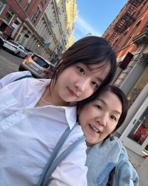 Lee Sung-mi Instagram - ㅋㅋㅋ졸업한 막내한테 어리광부리기!!! 기특하고 감사하고!!하나님께 감사!!멋진여행을 마무리하고오니 보고싶다😂