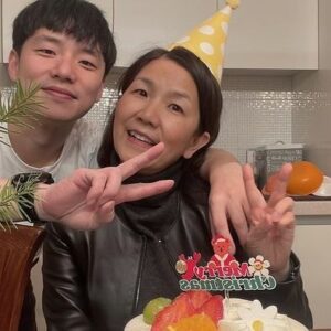 Lee Sung-mi Instagram - 크리스마스에 생일에 너무너무행복한시간 !!아들이 사준 거한 일식 오마카세 딸이사준가죽자켓 ㅋㅋ현찰로준 남편 ㅋㅋㅋ신나게 생일도 크리스마스도 지나갔다 한살을 더먹는다 행복하다 어떡하지!!!!! 너무 조아!!!!!