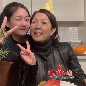 Lee Sung-mi Instagram - 크리스마스에 생일에 너무너무행복한시간 !!아들이 사준 거한 일식 오마카세 딸이사준가죽자켓 ㅋㅋ현찰로준 남편 ㅋㅋㅋ신나게 생일도 크리스마스도 지나갔다 한살을 더먹는다 행복하다 어떡하지!!!!! 너무 조아!!!!!