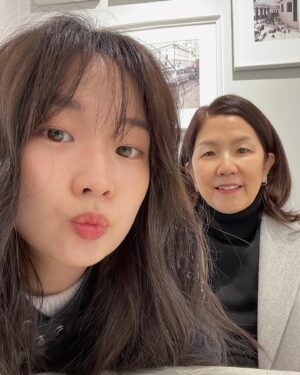 Lee Sung-mi Instagram - 딸하고데이트하는날 교회갔다 밥먹고 맛난 디저트집으로!!!!딸덕에 새로운데를 많이 만난다!! 행벅한 시간!!!!
