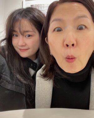 Lee Sung-mi Instagram - 딸하고데이트하는날 교회갔다 밥먹고 맛난 디저트집으로!!!!딸덕에 새로운데를 많이 만난다!! 행벅한 시간!!!!